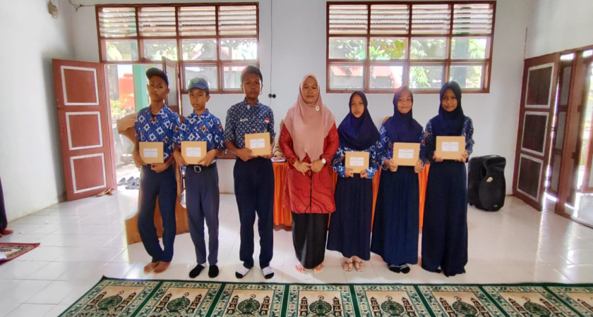 Berbagi Hadiah di Penutupan Peskil MTsN Kepulauan Selayar